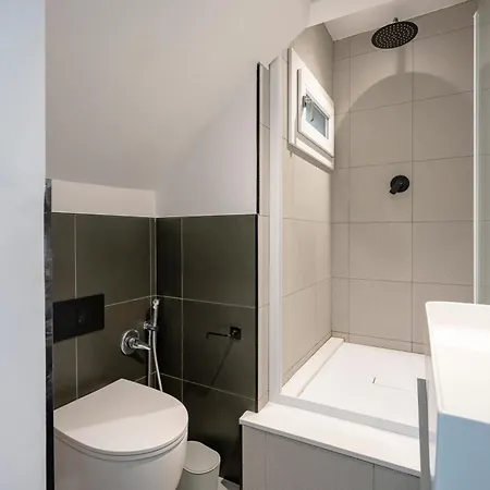 Guesthost - Moh! Creative Apartment